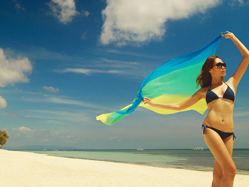 Oceanica Resort Panglao, Bohol Exterior foto A woman wearing a sarong