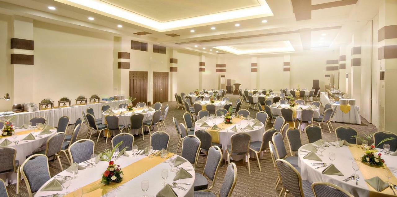 Oceanica Resort Panglao, Bohol Exterior foto The ballroom of the hotel